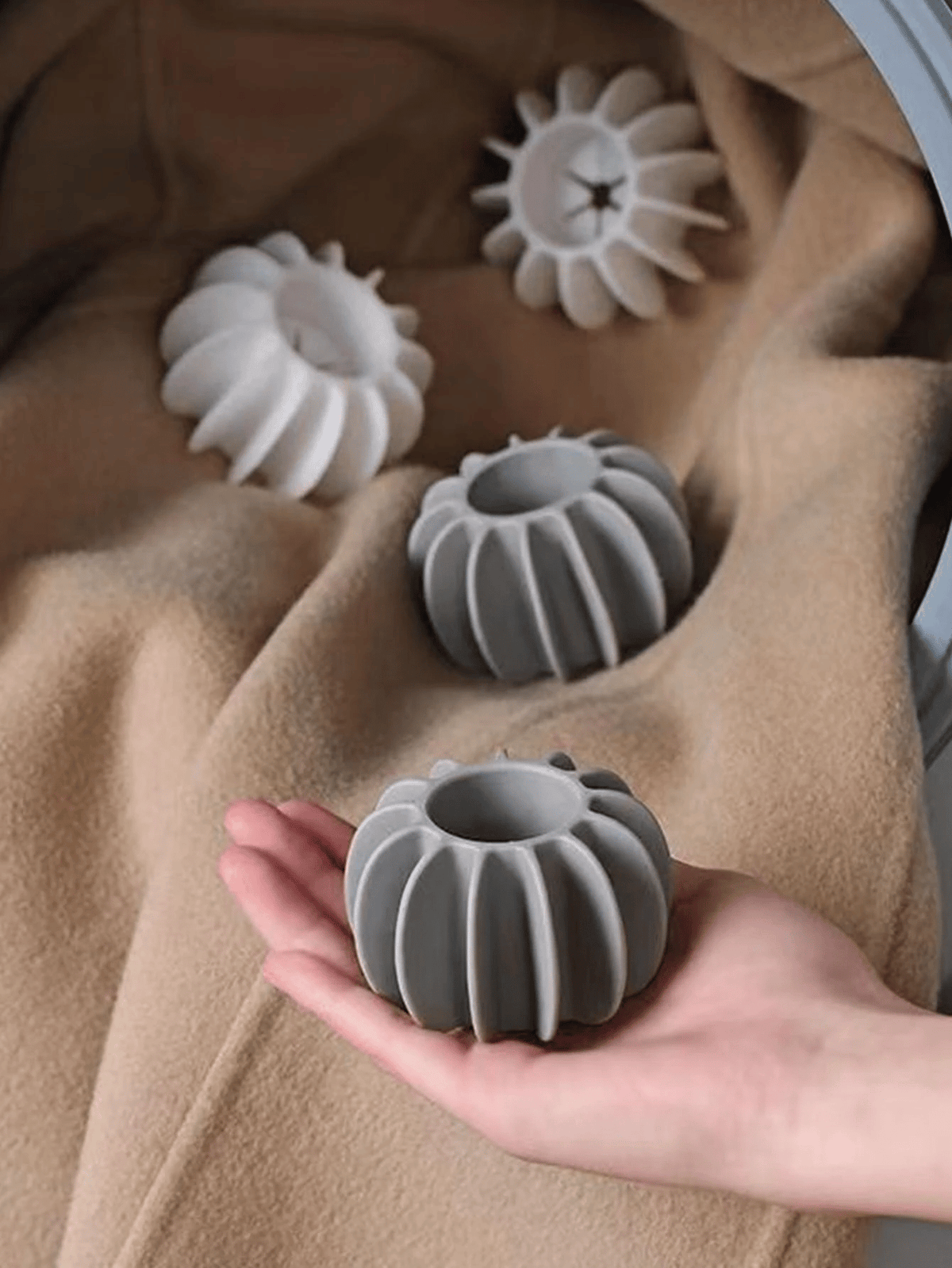 Anti-tangle laundry ball